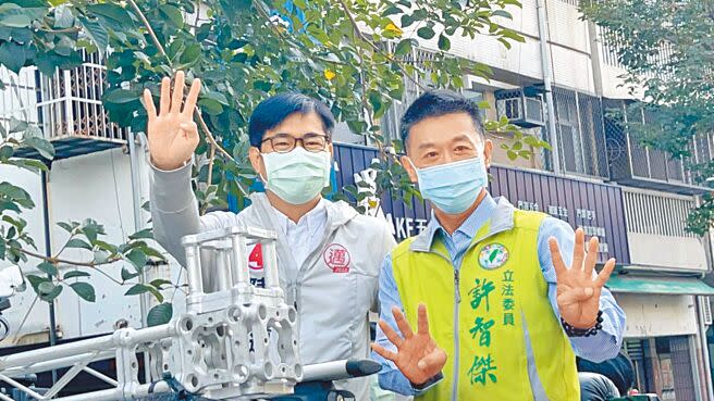 民進黨籍高雄市長陳其邁（左）22日從鳳山行政中心出發車掃，立委許智傑（右）陪同。（柯宗緯攝）