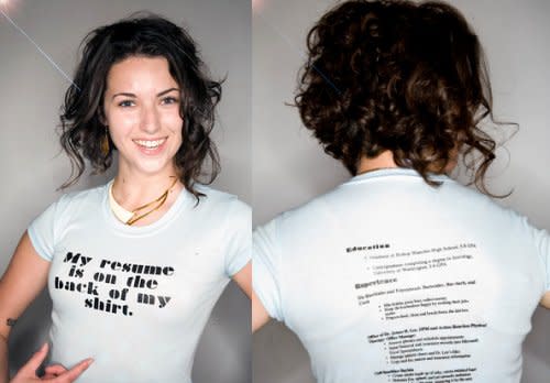 <p>Le CV T-Shirt, plein le dos : Il suffit de le porter pour se faire remarquer. Choisissez le bon endroit et portez ce t-shirt pour être le plus voyant possible. Une bonne façon de prouver que votre métier, vous l’avez dans la peau. </p>