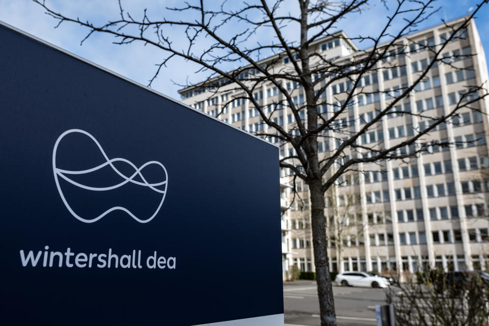 Blick auf das Logo vom deutschen Öl- und Gasproduzenten Wintershall Dea vor dem Geschäftsgebäude am Standort Kassel.  - Copyright: picture alliance/dpa | Swen Pförtner