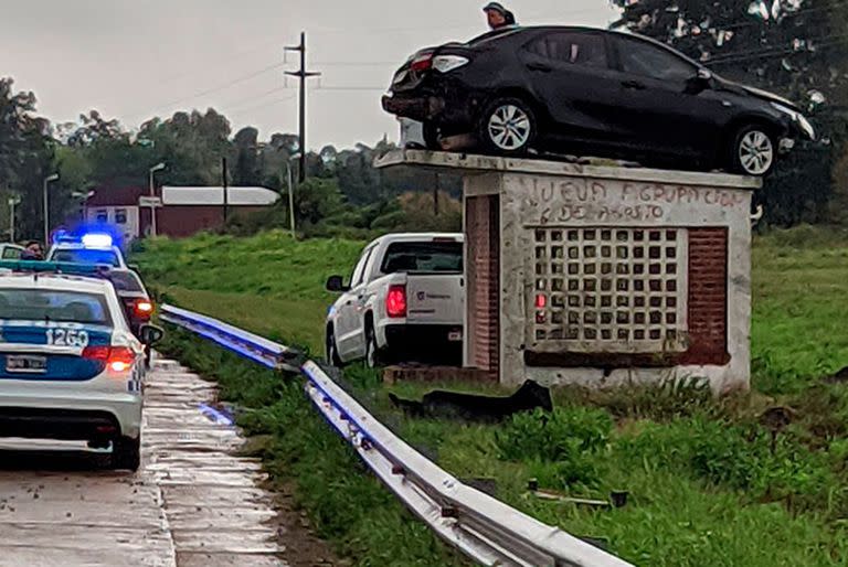 Un auto despistó y quedó arriba de una garita de colectivos en Ruta 14, ocurrió esta mañana en el kilómetro 148 de la Ruta Nacional 14, a la altura del ingreso a Colonia Hughes, en el Departamento Colón