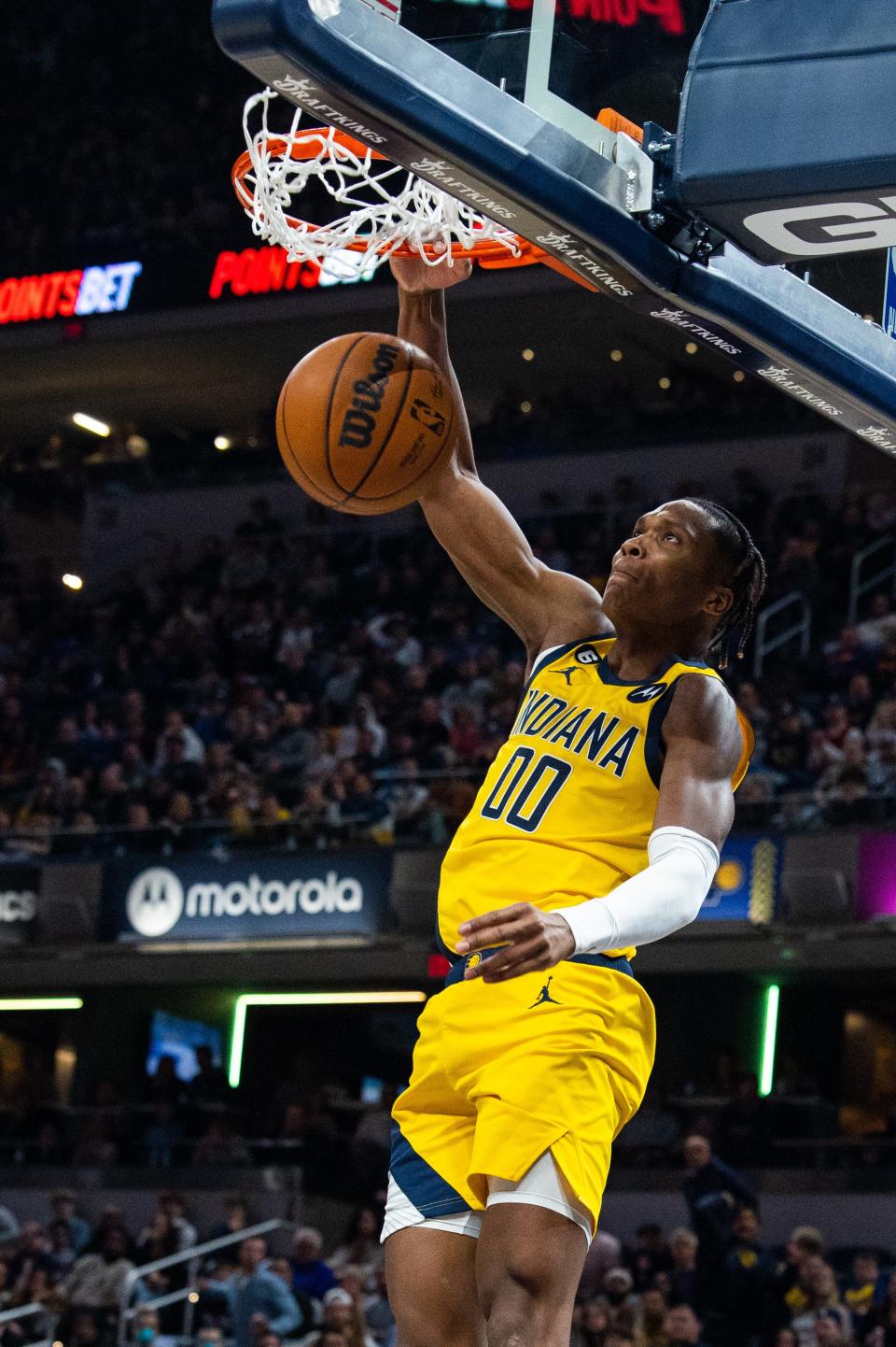 Feb 10, 2023; Indianapolis, Indiana, USA; Indiana Pacers guard Bennedict Mathurin (00) dunksl in the second quarter against the Phoenix Suns at Gainbridge Fieldhouse. Mandatory Credit: Trevor Ruszkowski-USA TODAY Sports