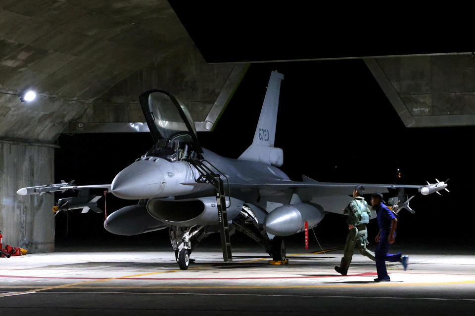 台灣空軍以「鳳翔專案」向美國新增購66架F-16V（F-16 C/D Block70），可獲得美商提供12億7,649萬6,679點（美元點）的工業合作技術轉移額度，已預核4億 3,017萬 4,250點。路透社