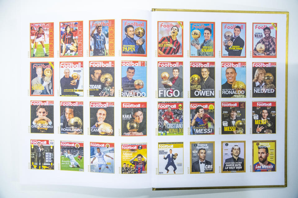 En las oficinas de France Football, un libro con un borde dorado muestra las portadas de la revista con los ganadores anteriores del Balón de Oro, en París, el 25 de noviembre de 2021. (James Hill/The New York Times)