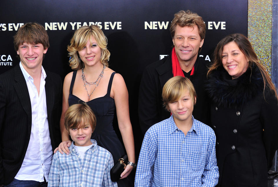 Jon Bon Jovi mit Ehefrau Dorothea (rechts) und seinen Kindern Jesse, Romeo, Stephanie und Jake (von links)  (Bild: James Devaney/WireImage)