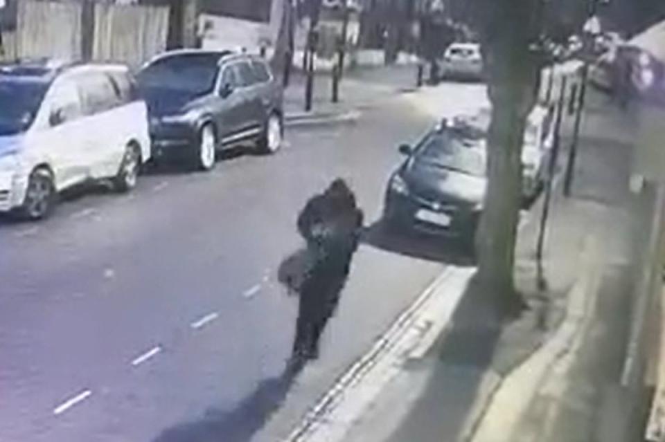 Un hombre corre por Lynmouth Road (Twitter/@Shomrim)