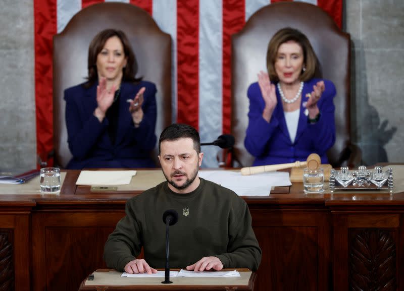 El presidente de Ucrania, Volodímir Zelenski, se dirige a una reunión conjunta del Congreso de Estados Unidos en la Cámara de Representantes del Capitolio de Estados Unidos en Washington