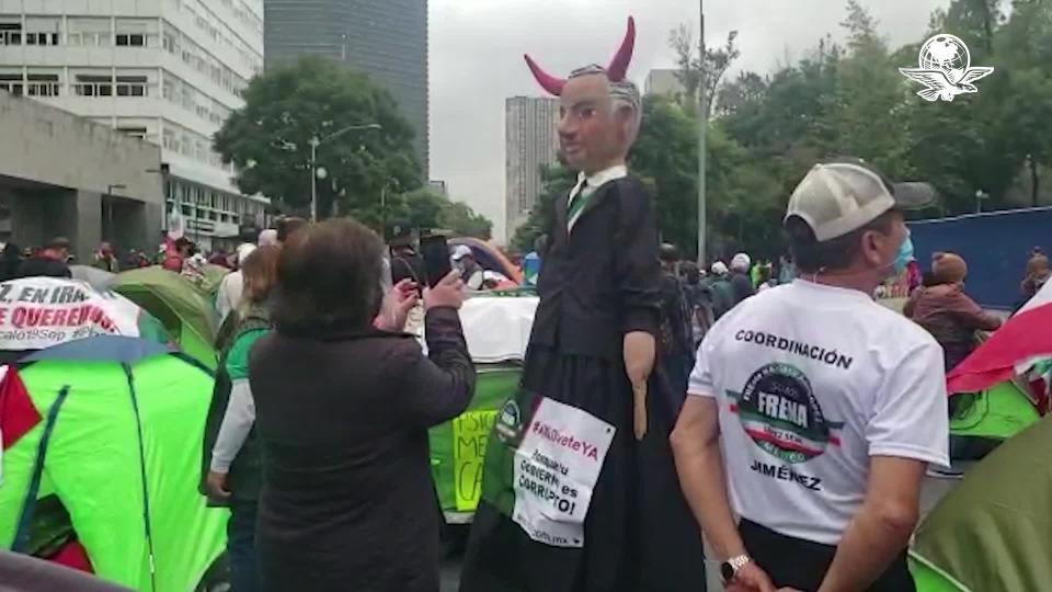 El campamento del Frente Nacional Anti AMLO (Frena) amaneció este domingo con poca gente, comparada con la que se instaló este sábado a lo largo de Avenida Juárez, desde Eje Central hasta Paseo de la Reforma. El movimiento buscaba ocupar el zócalo capitalino hasta que renunciará el mandatario López Obrador. Pero policías les impidieron el paso. 