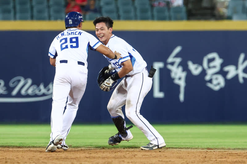 戴培峰敲生涯首支再見安打 助悍將奪勝 中華職棒富邦悍將隊13日例行賽與味全龍隊鏖戰到延 長賽突破僵局制，悍將戴培峰（右）最終以生涯首支 再見安打，助隊以6比5奪勝。 （富邦悍將提供） 中央社記者楊啟芳傳真 113年6月13日 