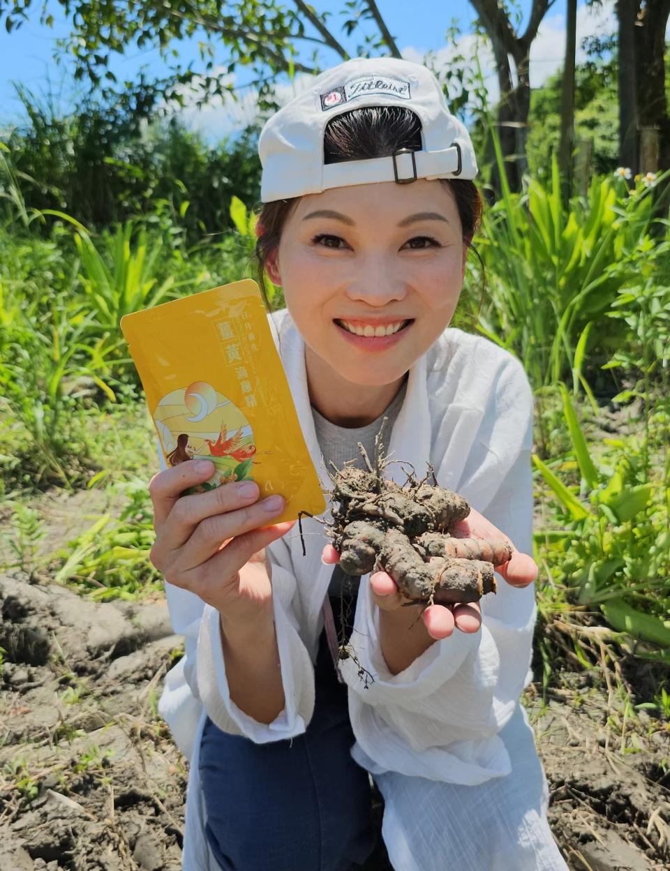 芳茲執行長林明璇嚴選耗時9年栽種收成的黑溫土三色薑黃，無重金屬、農藥及化學添加物，打造最甘醇的「薑黃滴雞精」。（圖／芳茲提供）