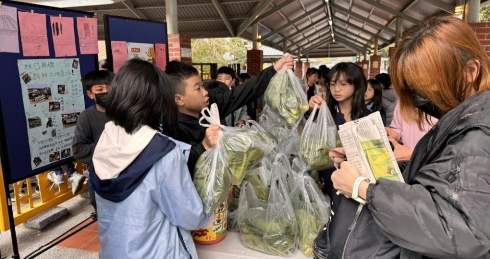 《圖說》新林國小5年級學生利用放學期間進行義賣活動，所得將捐助給轄區內社福機構。〈農業局提供〉