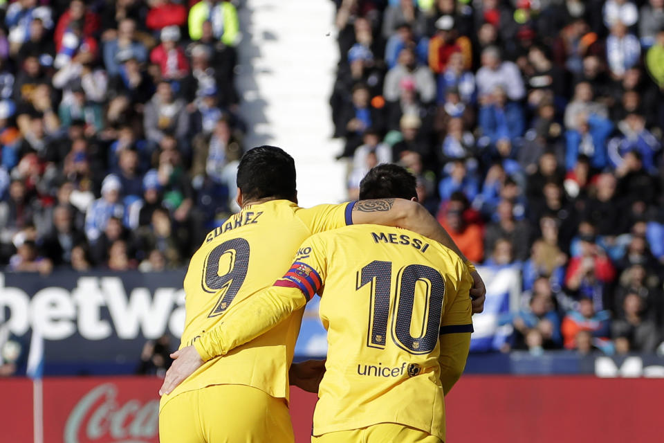 Luis Suárez (izquierda) celebra con Lionel Messi tras anotar el primer gol del Barcelona en el encuentro de La Liga española contra el Leganés, en Madrid, el sábado 23 de noviembre de 2019. (AP Foto/Paul White)