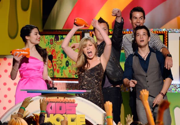 Jennette McCurdy and her “iCarly” co-stars celebrate winning “Favorite TV Show” during Nickelodeon's Annual Kids' Choice Awards in 2011. (Photo: Kevork Djansezian via Getty Images)