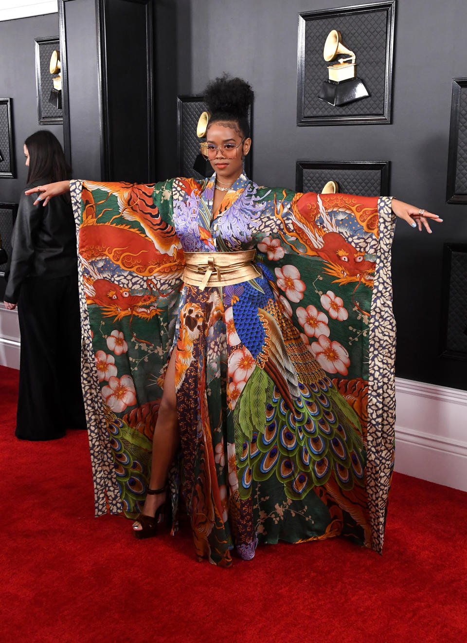 Menos mal que llegó H.E.R. para subir el nivel con su kimono de DSquared2. ¡Menudo acierto! (Foto: Steve Granitz / Gettty Images)