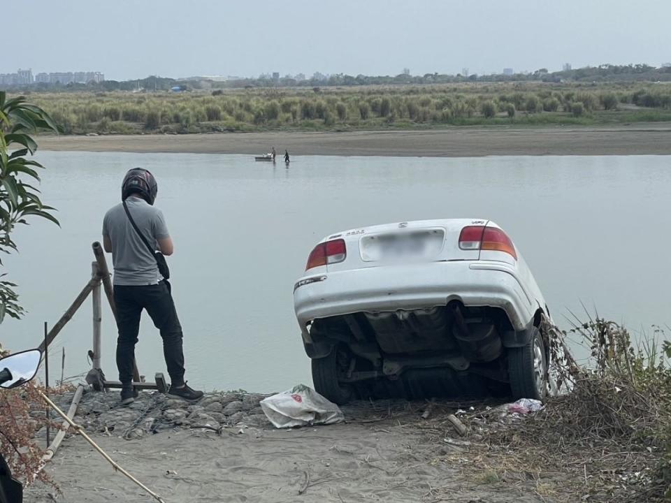 嫌犯肇事後，將車輛棄置在開到高屏溪畔。（圖：鳳山分局提供）