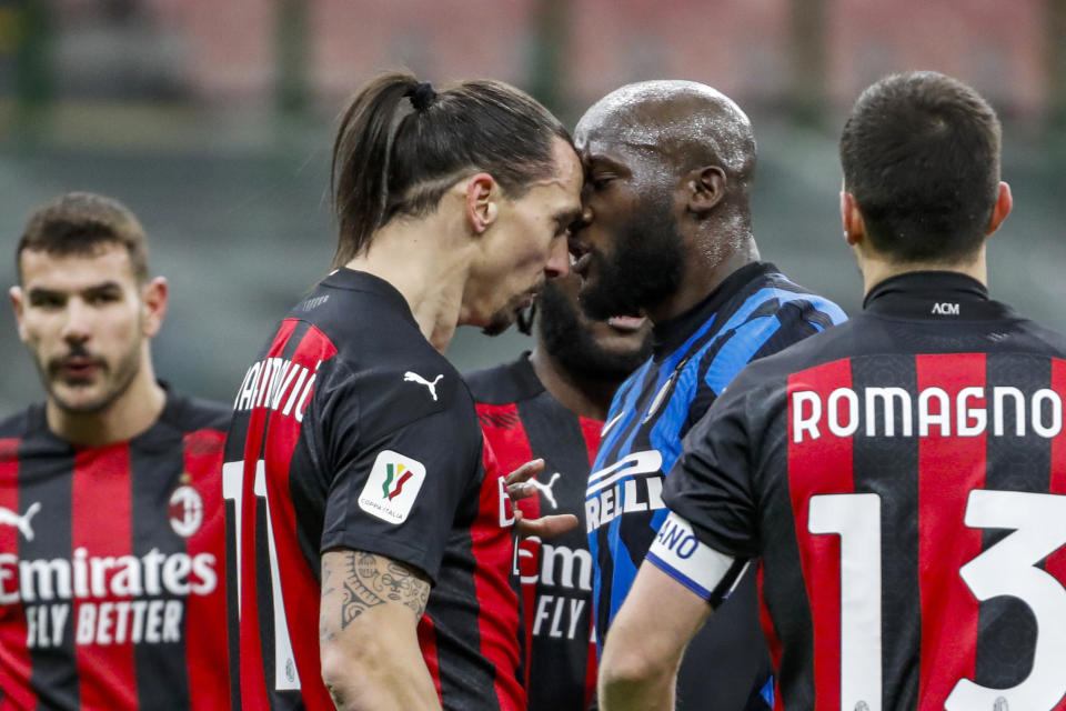 Zlatan Ibrahimovic (izquierda) del Milan y Romelu Lukaku del Inter discuten durante el partido por la Copa Italia en el estadio San Siro de Milán, el martes 26 de enero de 2021. (AP Foto/Antonio Calanni)