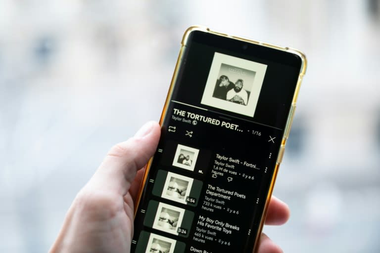 Un teléfono muestra la carátula del nuevo disco de la cantante estadounidense Taylor Swift, "The tortured poets department" en la plataforma musical Spotify el 19 de abril de 2024 en París (Antonin Utz)