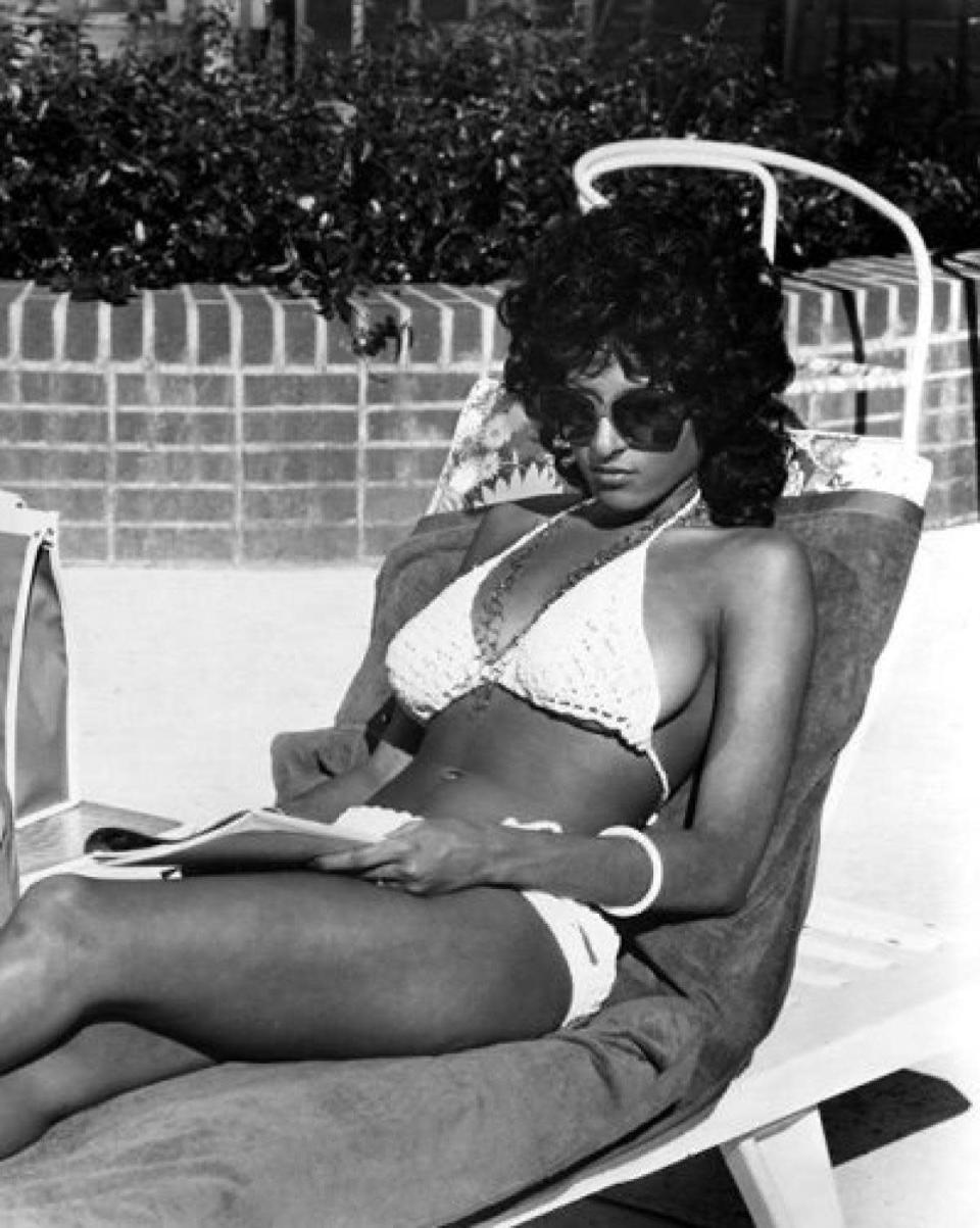 Pam Grier (Coffy - 1973): Los escotes de este ícono de la belleza afroamericana revolucionaron a la época, la cultura y hasta las diferencias raciales quedaron de lado gracias a su belleza y su combate dentro del “Black Power”.