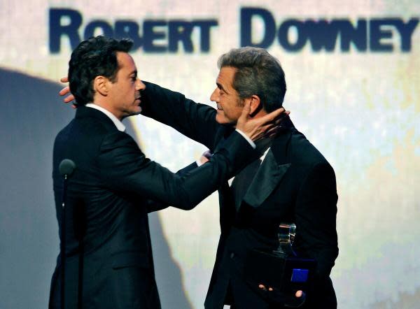 Robert Downey Jr. con Mel Gibson en la edición 25 de los Premios American Cinematheque (Imagen: Chris Pizzello/AP)