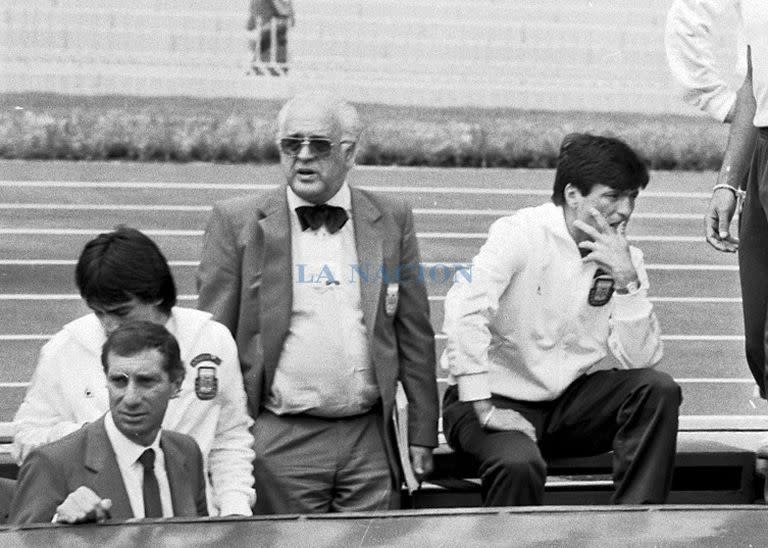 Daniel Passarella en los momentos antes del comienzo del partido; Bilardo contó que Passarella ensayó una hora y media antes del partido, pero no pudo jugar