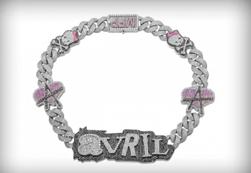 鑽石頸鍊刻有Avril名字。