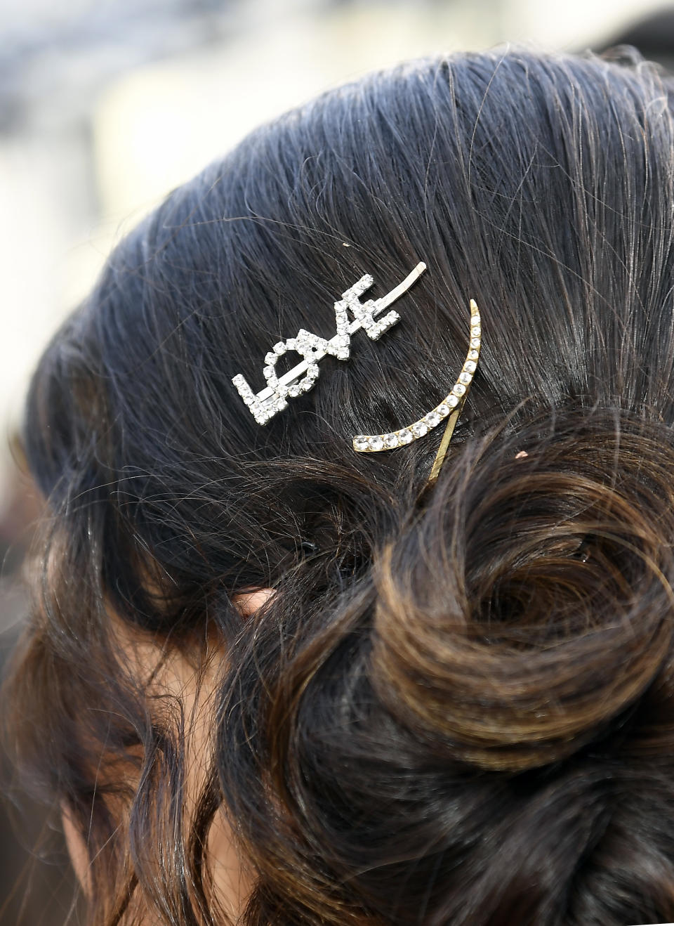 Gemma Chan trägt ihre simple Botschaft im Haar (Bild: Getty Images)