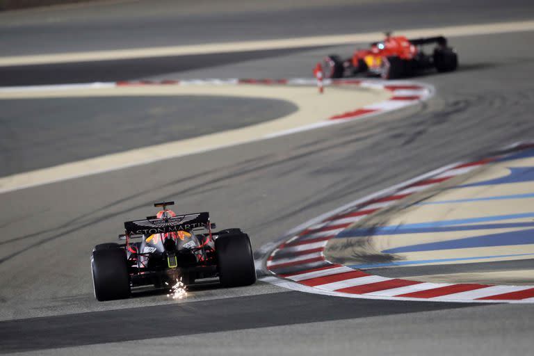 El piloto de Red Bull Max Verstappen de los Países Bajos conduce su auto durante la tercera práctica libre en el Circuito Internacional de Fórmula Uno de Bahréin en Sakhir
