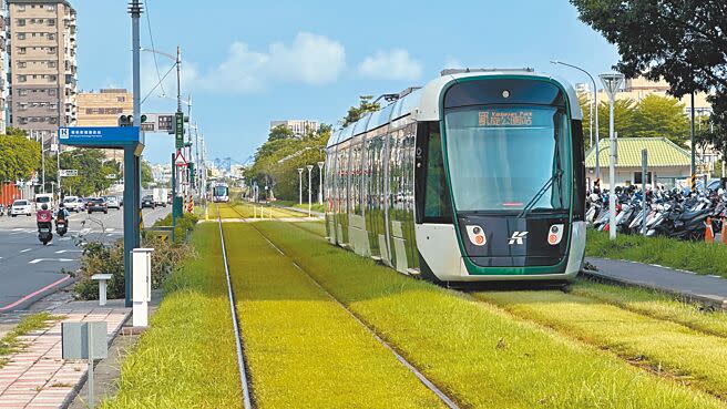 高雄輕軌今年初成圓，現有24輛列車，但黃色小鴨、演唱會等大型活動舉行，帶動龐大運量，卻衍生班距過長、擠沙丁魚等負評。（柯宗緯攝）