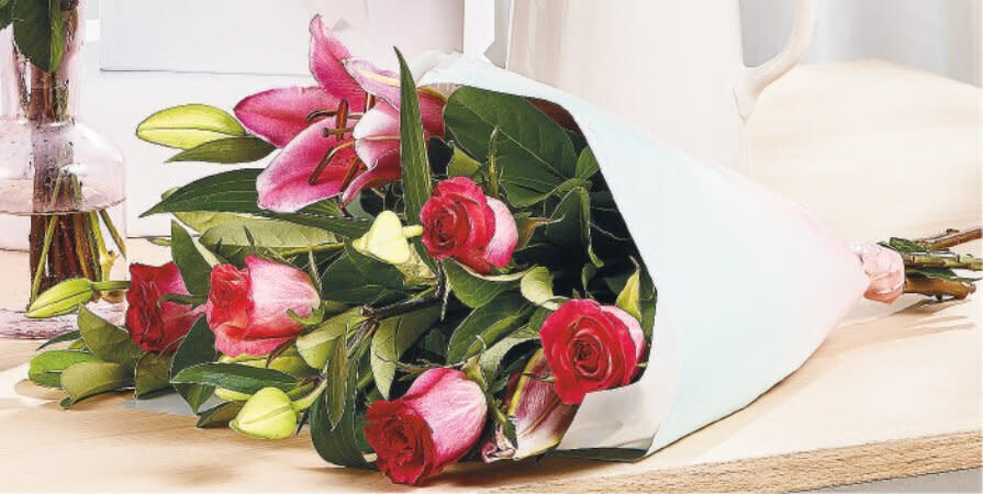 Woolworths' $25 "thanks for everything" bouquet. (Image: Woolworths)