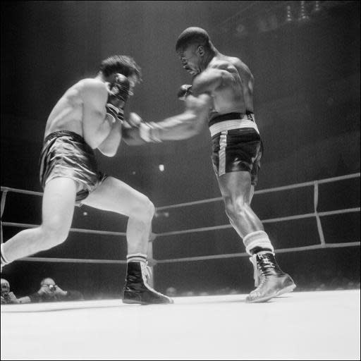 El boxeador estadounidense Rubin 'Hurricane' Carter (d) golpea al italiano Fabio Bettini en un combate de los pesos medios el 22 de febrero de 1965 en París. Carter derrotó a Bettini por nocáut en el 10º asalto (Pool/AFP/Archivos | )