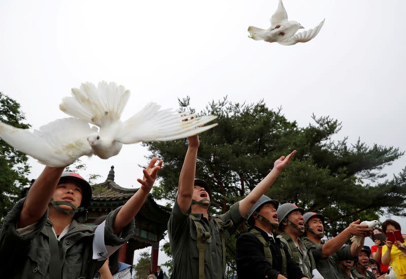 Palomas liberadas durante una ceremonia que conmemora el 70 aniversario de la Guerra de Corea, cerca de la zona desmilitarizada que separa las dos Coreas, en Cheorwon, Corea del Sur