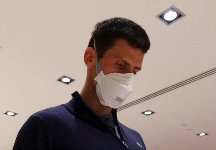 Imagen de archivo del tenista serbio Novak Djokovic caminando por el aeropuerto de Melbourne, Australia.