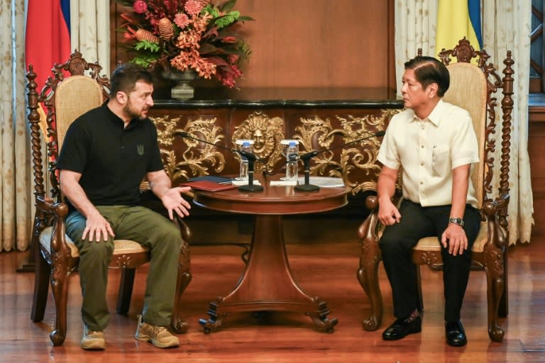 El presidente ucraniano, Volodimir Zelenski (izq.), dialoga con su homólogo filipino, Ferdinand Marcos Jr., el 3 de junio de 2024 en el Palacio de Malacanang, en Manila (Jam Sta Rosa)