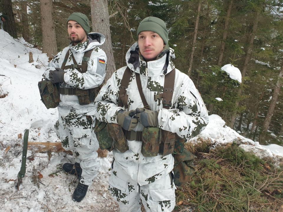 Beim sogenannten Biwak müssen sich Fritz und seine Kameraden bei eisigen Temperaturen im Freien beweisen. (Bild: ZDF / Alexander Grabmann)