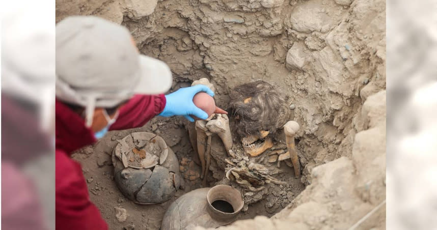秘魯考古學家團隊負責人米雷拉（Mirella Ganoza）指出，考古團隊在當地瓦卡普拉納（Huaca Pucllana）遺址中發現一具有千年歷史的木乃伊。（圖／路透社）