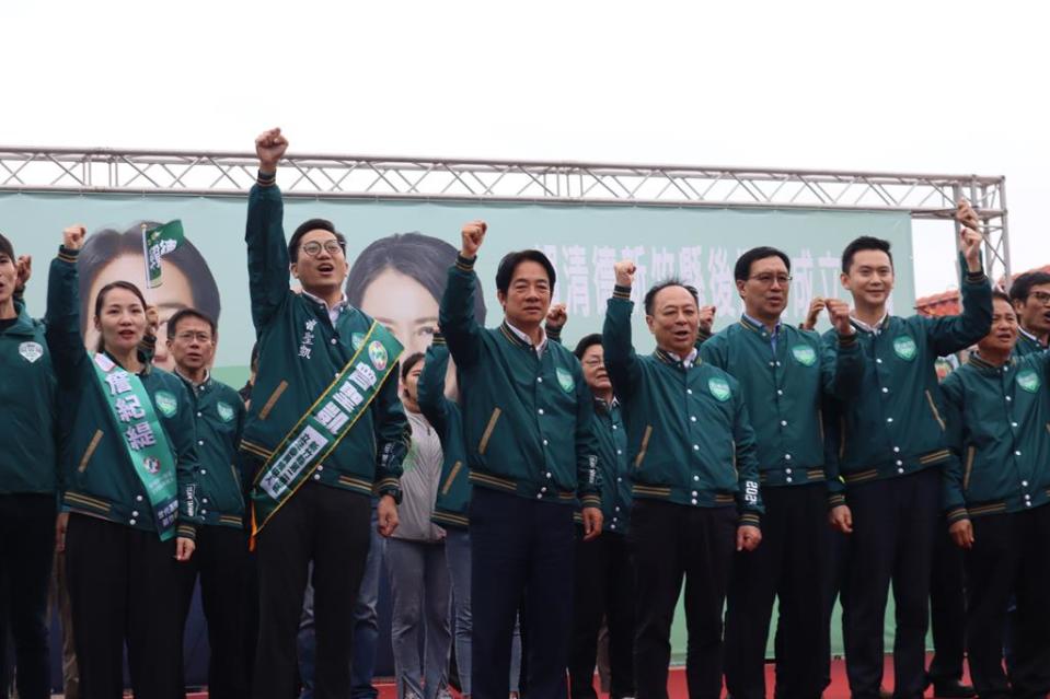 民進黨總統參選人賴清德（左四）5日到新竹縣竹東戲曲公園宣布多項政見。（邱立雅攝）