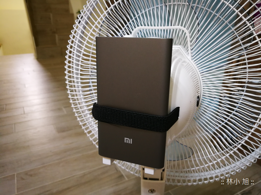 夏日清涼好夥伴！插行動電源就能使用的勳風 14 吋 DC 移動式立扇，冷氣配合 3D 氣流 DC 節能旋風機變頻更省電唷！