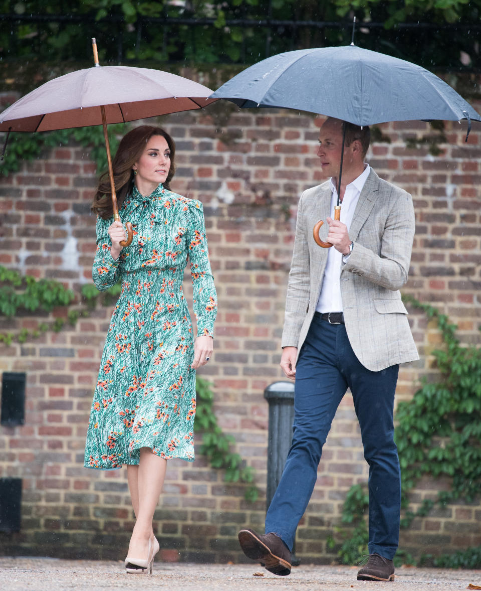 LONDON, ENGLAND - AUGUST 30:  Prince William, Duke of Cambridge, Catherine, Duchess of Cambridge  visit The Sunken Garden at Kensington Palace on August 30, 2017 in London, England.  The garden has been transformed into a White Garden dedicated in the memory of Princess Diana, mother of The Duke of Cambridge and Prince Harry.  (Photo by Samir Hussein/Samir Hussein/WireImage)