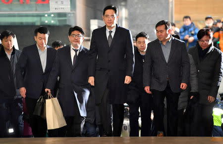 Lee Jae-yong (C), vice chairman of Samsung Electronics, arrives to be questioned as a suspect in a corruption scandal that led to the impeachment of President Park Geun-Hye, at the office of the independent counsel in Seoul on February 13, 2017. REUTERS/Jung Yeon-Je/Pool