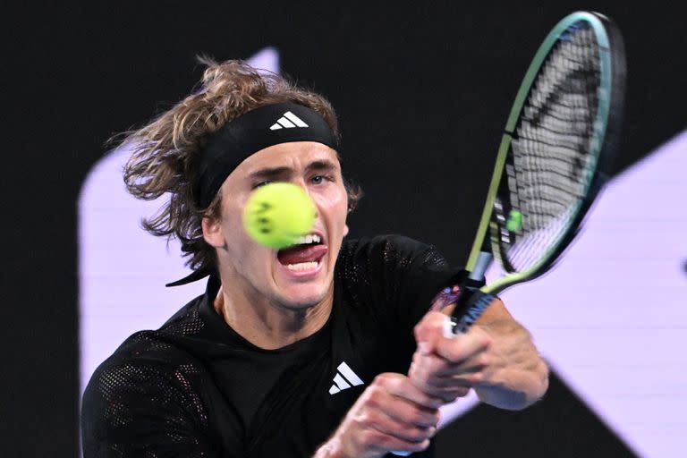 Alexander Zverev, con la mirada fija en la pelota, que ha sido criticada por Nadal y Djokovic