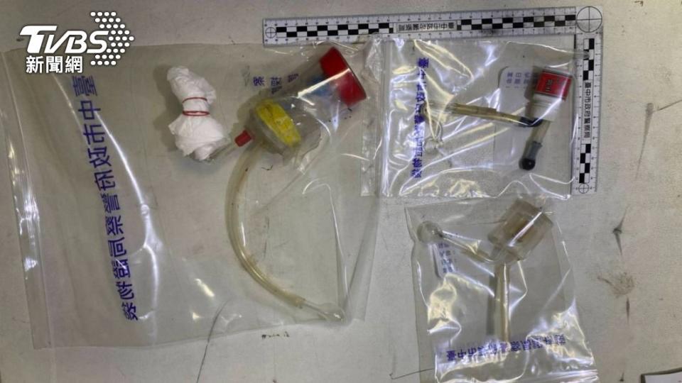 警方查獲毒品和吸食器。（圖／TVBS）