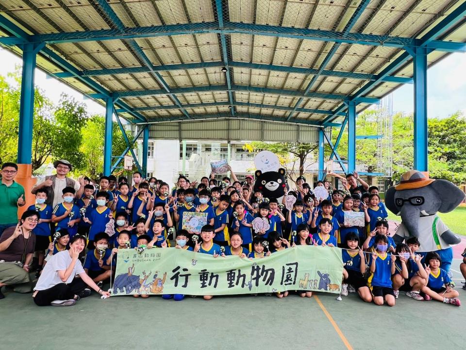 ▲高雄熊也一起出動「行動動物園」，開心與學校、故事媽媽及樣爸森友會合影。（記者王苡蘋翻攝）