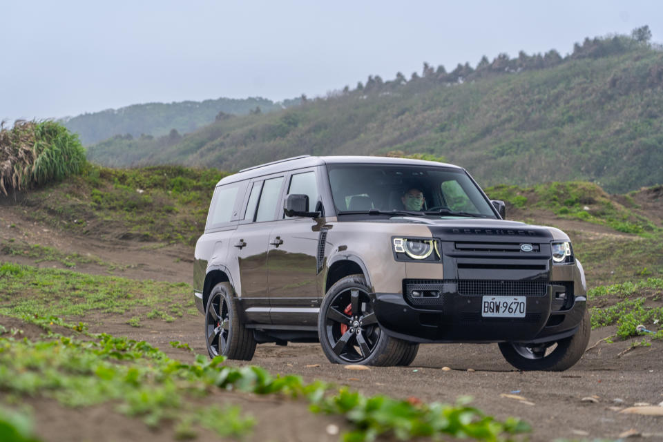 試駕車款為 Land Rover Defender 130 X P400，建議售價新台幣 446 萬元。