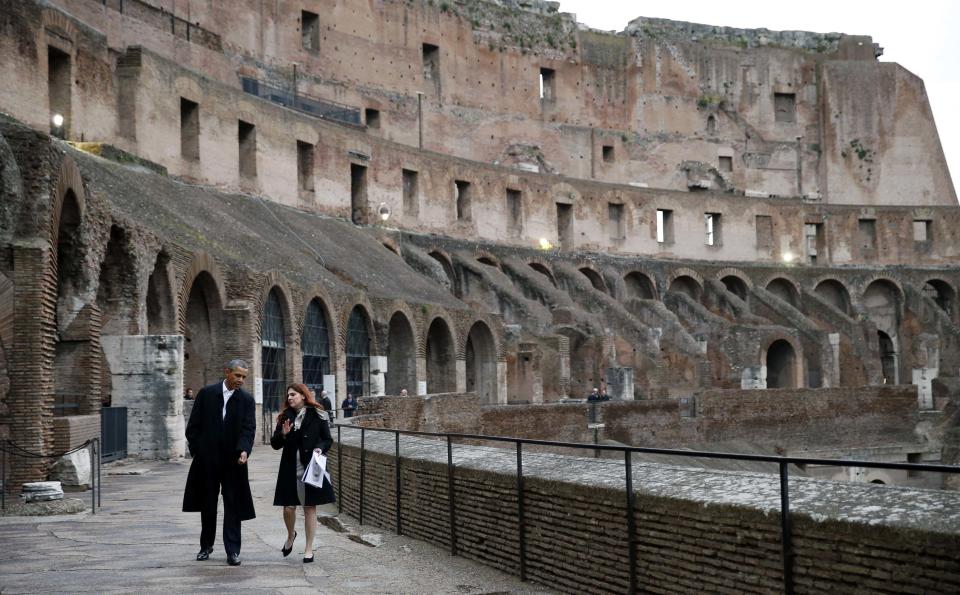 Obama tours the Colosseum in Rome