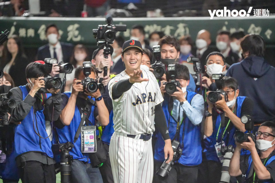 日本武士隊大谷翔平跟義大利球隊友人打招呼。（呂權紘／攝）（20230316）