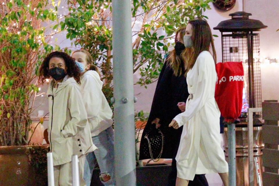 Angelina Jolie y Ellen Pompeo saliendo juntas de un restaurante