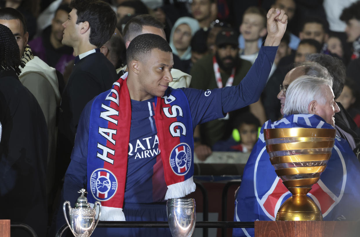 Kylian Mbappé en la entrega de trofeos del futbol francés; se va del PSG como campeón de Liga. (Jean Catuffe/Getty Images)