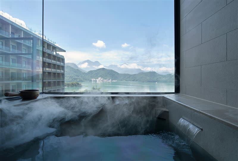 雲品溫泉酒店湖景客房浴池。（圖／飯店旅宿業者提供）