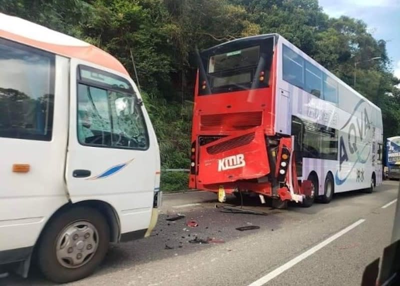 旅遊巴撞向巴士車尾。

