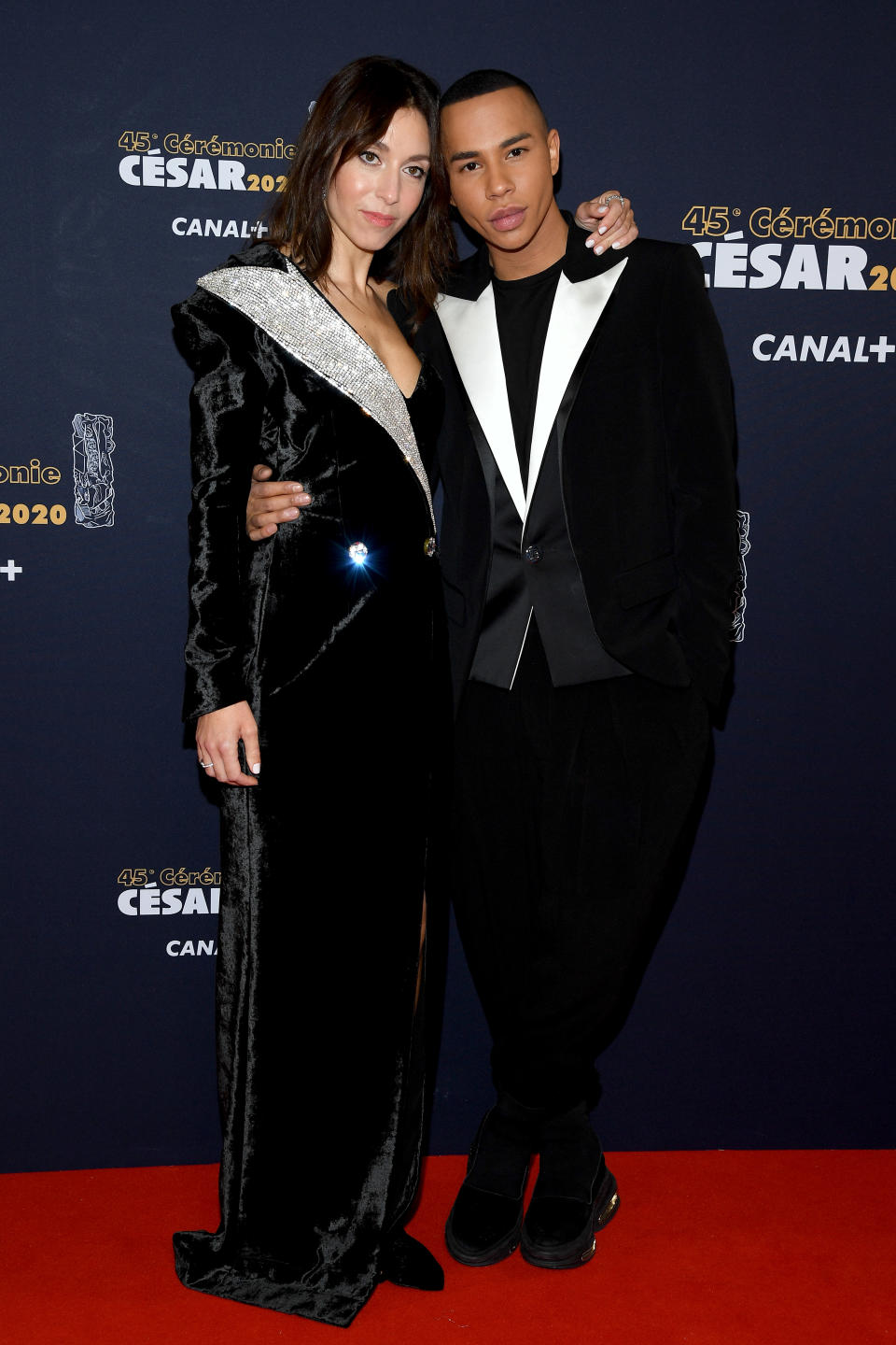 Après la Fashion Week, les César ! Olivier Rousteing, le directeur artistique de la maison Balmain était présent sur le tapis rouge de la cérémonie qui met à l'honneur le cinéma français. Il est arrivé en compagnie de la réalisatrice Anissa Bonnefont. (Photo by Pascal Le Segretain/Getty Images)