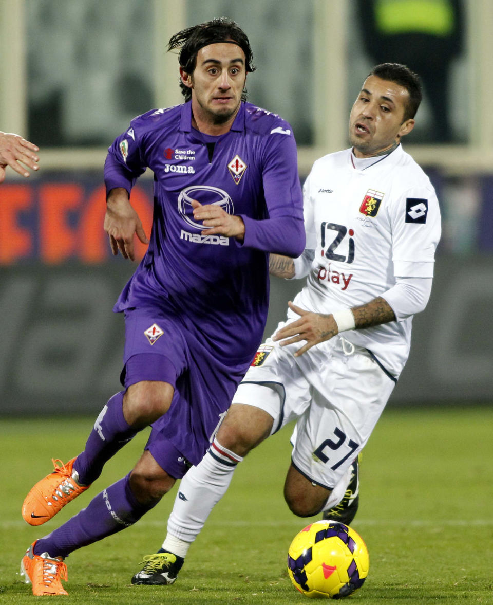 Alberto Aquilani (izquierda) mediocampista del Fiorentina disputa el balón con Matuzalem del Genoa durante un encuentro de la serie A el 26 de enero de 2014. Aquilani fue elegido jugador de la semana de acuerdo con la encuesta semanal de AP. (Foto de AP/Fabrizio Giovannozzi)